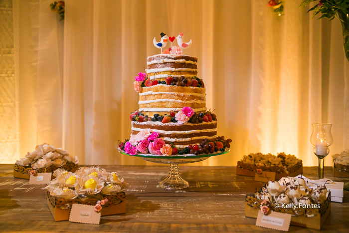 Fotografia decoracao Casamento RJ naked cake flores frutas dia ar livre sitio topo de bolo pombos por Kelly Fontes