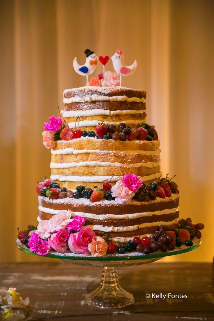 Fotografia decoracao Casamento RJ naked cake flores frutas dia ar livre sitio topo de bolo pombos por Kelly Fontes mesa bolo