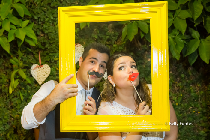 fotos-casamento rj noivos na moldura do quadro amarelo com bigode divertidos