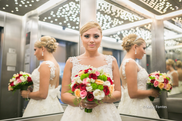 Fotografia Casamento RJ making of da noiva com buque no elevador do hotel por Kelly Fontes