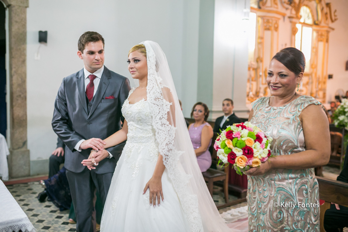 Fotografia Casamento RJ noivos no altar da Igreja e mãe da noiva segurando o buque fotos por Kelly Fontes