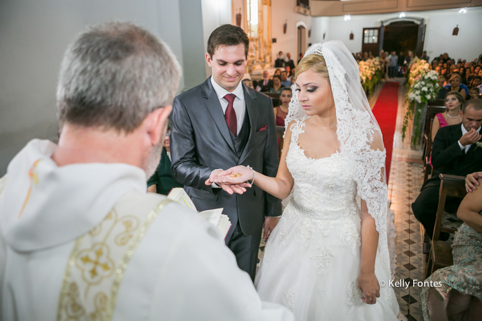 Fotografia Casamento RJ noivos no altar da Igreja bencao do Padre nas alianças fotos por Kelly Fontes