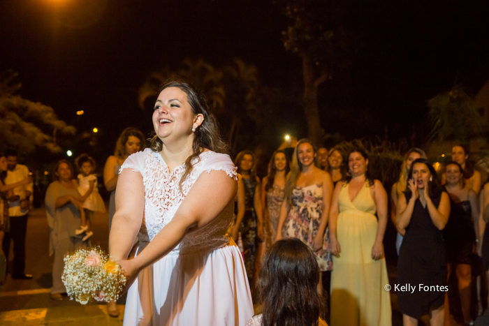 fotos-casamento rj jogando o buque de noiva para as amigas solteiras