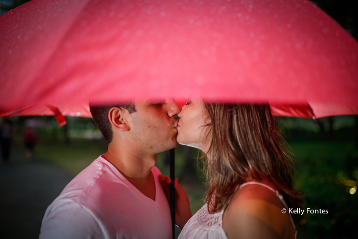 book gestante rj gravida na chuva com marido e guarda chuva vermelho chovendo peninsula barra dia nublado