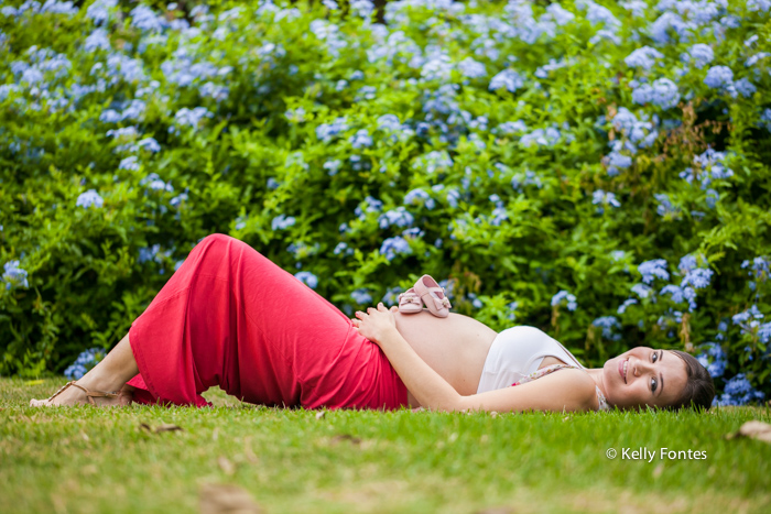 book gestante rj gravida deitada na grama sapatinho bebe na mae peninsula barra da tijuca