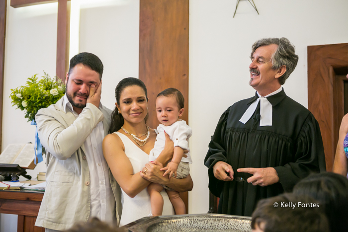 Fotos Batizado RJ Mathias com os pais emocionados batismo na Igreja Luterana Evangelica por Kelly Fontes