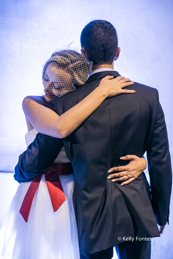 Fotografia Casamento RJ fotos ensaio de casal durante a festa noivos abraçados