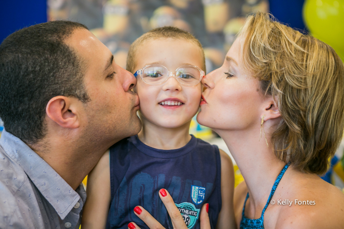Fotografia Festa Infantil RJ beijo dos pais sanduiche por Kelly Fontes