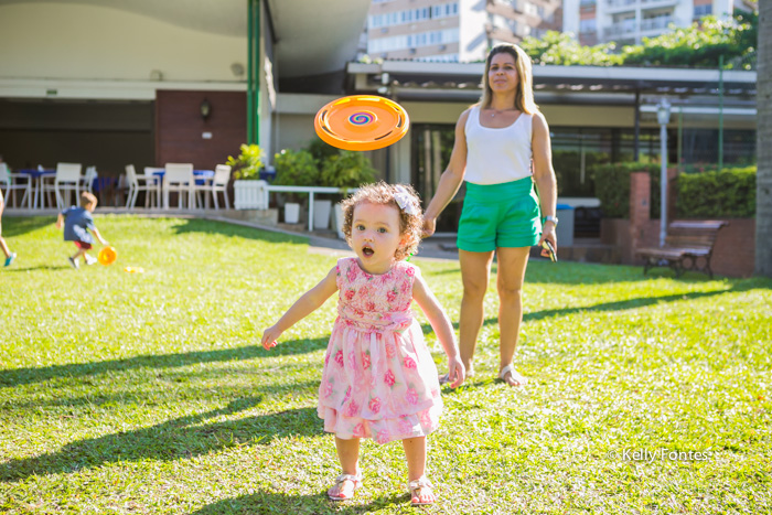 Fotografia Festa Infantil RJ nos brinquedos por Kelly Fontes com irma