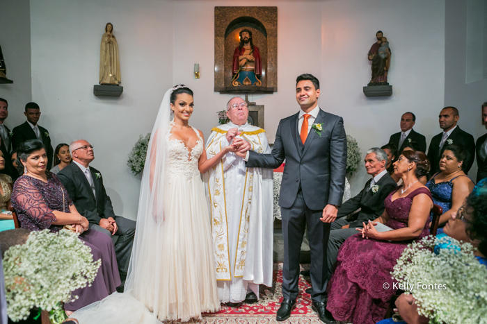 fotografia de casamento rj Capela Santo Cristo dos Milagres Padre Navarro escadaria no Alto da Boa Vista noiva no altar com o noivo