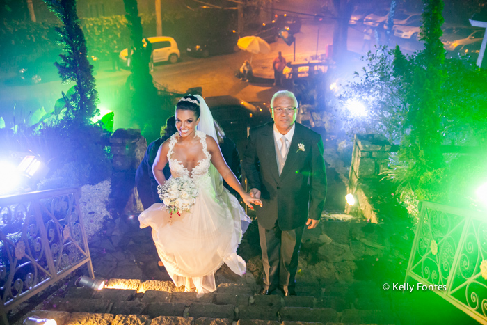 fotografia de casamento rj Capela Santo Cristo dos Milagres Padre Navarro escadaria no Alto da Boa Vista entrando com o pai