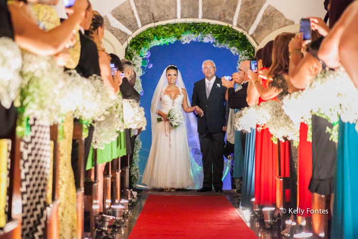 fotografia de casamento rj Capela Santo Cristo dos Milagres Padre Navarro escadaria no Alto da Boa Vista entrando com o pai