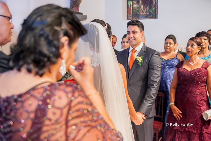 fotografia de casamento rj Capela Santo Cristo dos Milagres Padre Navarro escadaria no Alto da Boa Vista noiva e noivo no altar