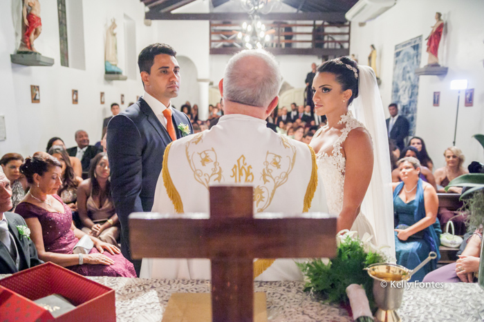 fotografia de casamento rj Capela Santo Cristo dos Milagres Padre Navarro escadaria no Alto da Boa Vista noiva e noivo no altar cruz