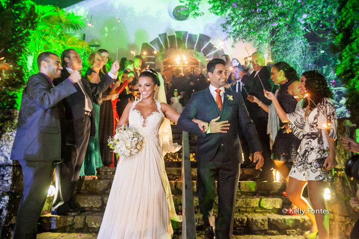 fotografia de casamento rj Capela Santo Cristo dos Milagres Padre Navarro noivos saindo na escadaria no Alto da Boa Vista