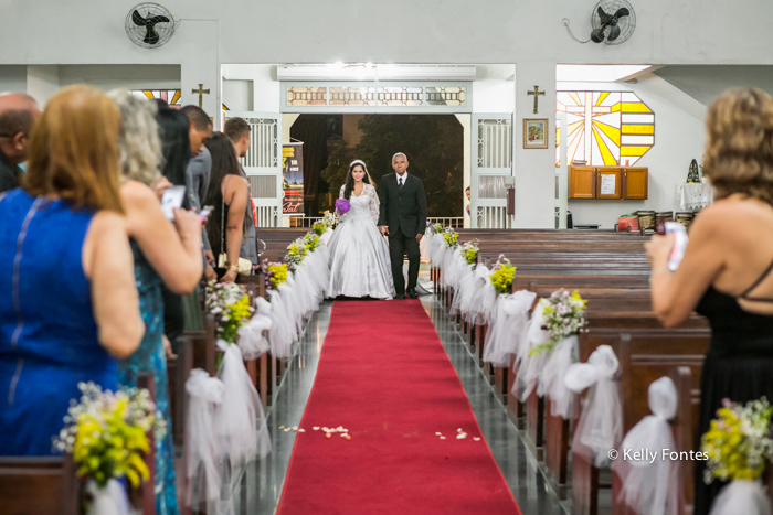 fotos casamento rj noiva entrando com o pai na Igreja para altar