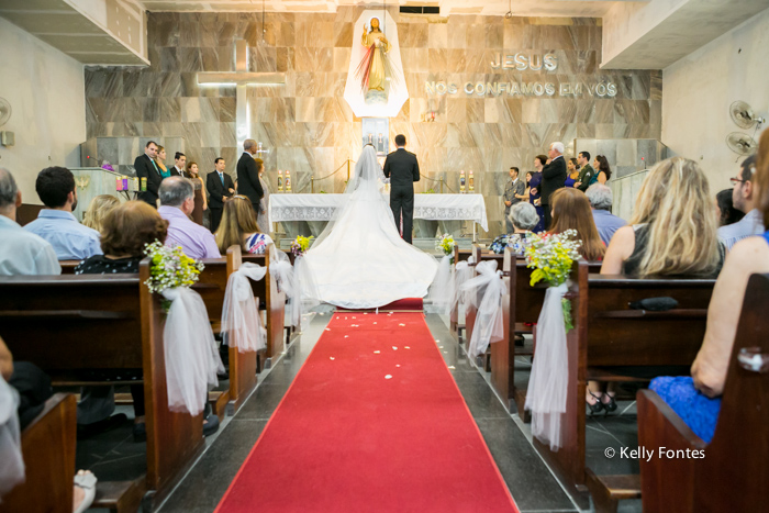 fotos casamento rj noivas no altar olhar na Igreja de costas