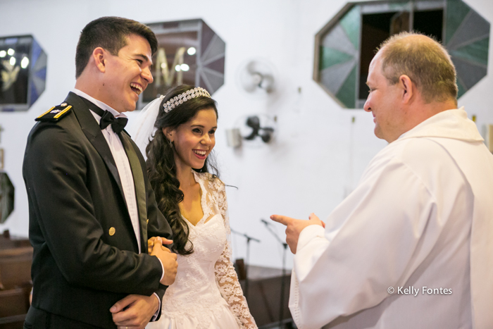 fotos casamento rj noivos no altar com o padre sorrindo emocionante