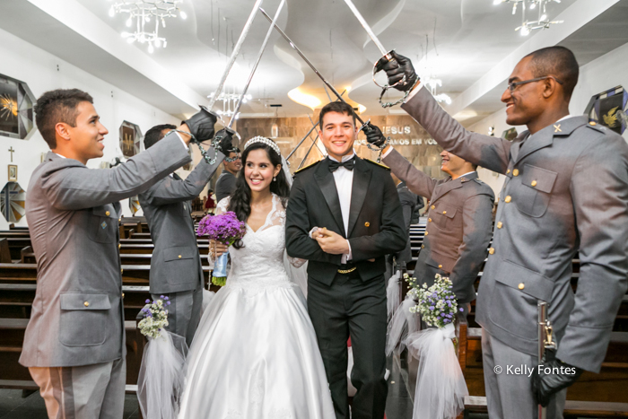 fotos casamento militar rj teto de aço militares com espadas noivos passam por baixo na saída da igreja