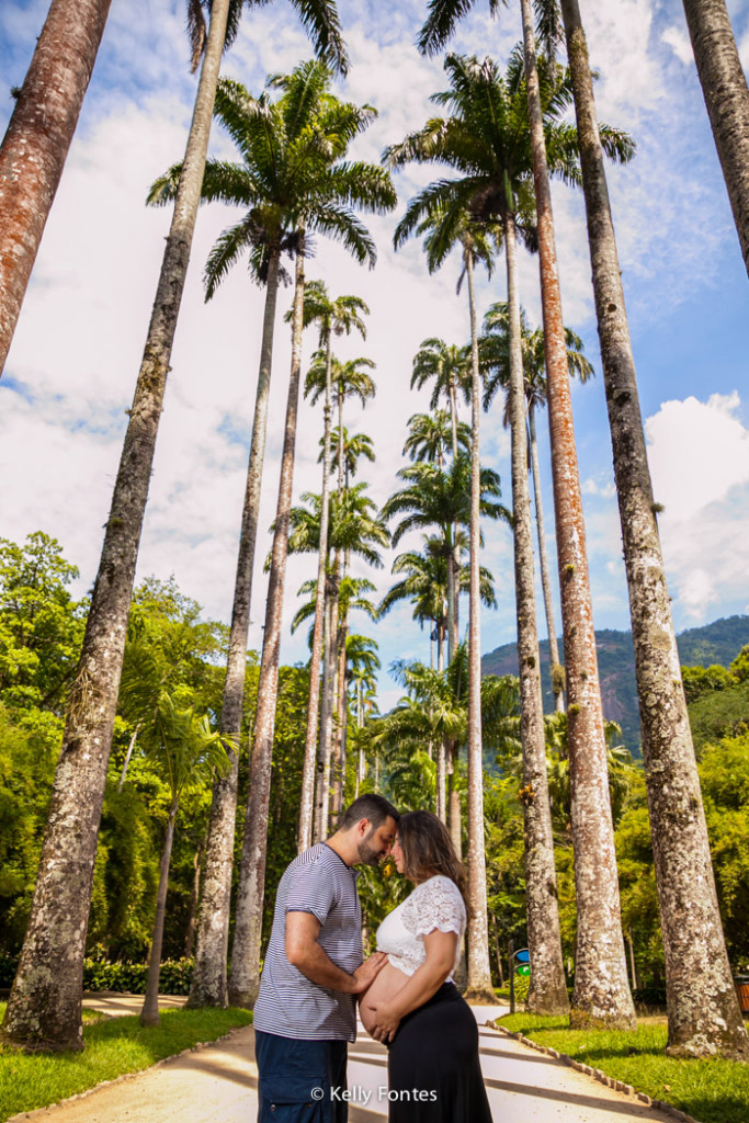 Fotografia book gestante RJ fotos grávida com marido ao ar livre Jardim Botânico ensaio externa de dia