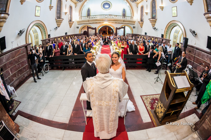 fotografia casamento RJ Igreja noivos no altar padre cerimônia religiosa católica por Kelly Fontes Fotografia