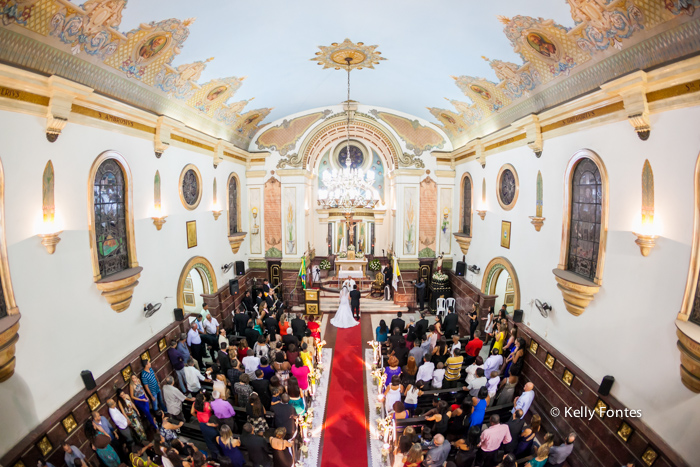 fotografia casamento RJ Igreja noivos no altar padre cerimônia religiosa católica por Kelly Fontes Fotografia panorâmica nave tapete vermelho