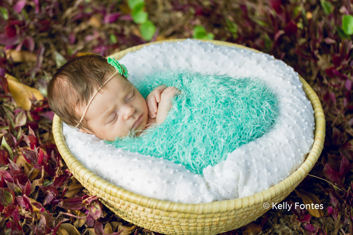 Fotografia Newborn RJ Recém Nascido Bebê flor verde na cabeça dentro cestinha amarela braços cruzados por Kelly Fontes